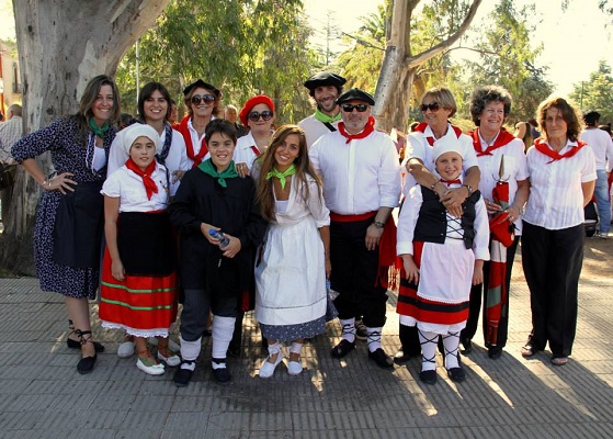 Integrantes del centro vasco Beti Aurrera Aberri Etxea en la Fiesta de la Soberanía Patagónica (fotoEE)